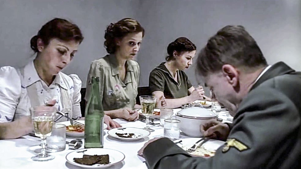 Hitler se refugió en un búnker en el subsuelo de Berlín en enero de 1945 y estuvo allí encerrado hasta el 30 de abril. Parte de su equipo, incluida la cocinera, estuvieron con él hasta el final. La actriz Bettina Redlich (primera por la izquierda), interpretó a Constanze Manziarly cuando le preparó la última cena en el búnker que Hitler comió: espaguetis con tomate.