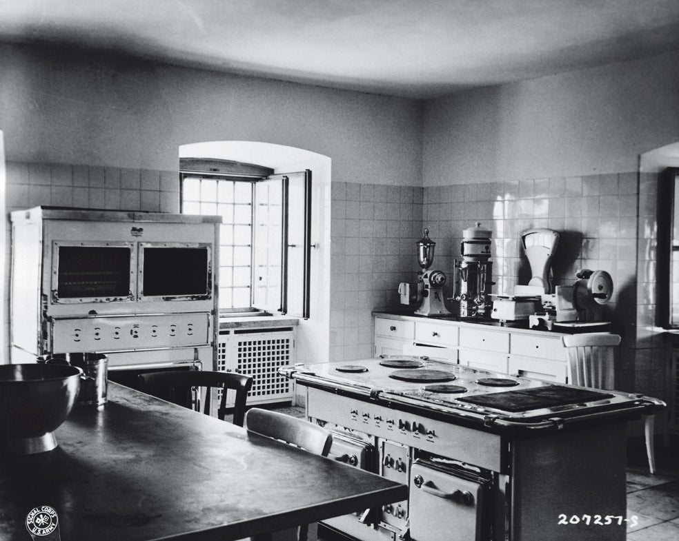 La cocina de Berghof, la residencia de Hitler en los Alpes Bávaros y su lugar favorito para el descanso. Allí empezó Manziarly a servirle los platos saludables que elaboraban en una clínica cercana donde ella hacía unas prácticas laborales. En la casa del líder nazi no faltaban los avances técnicos de la época.