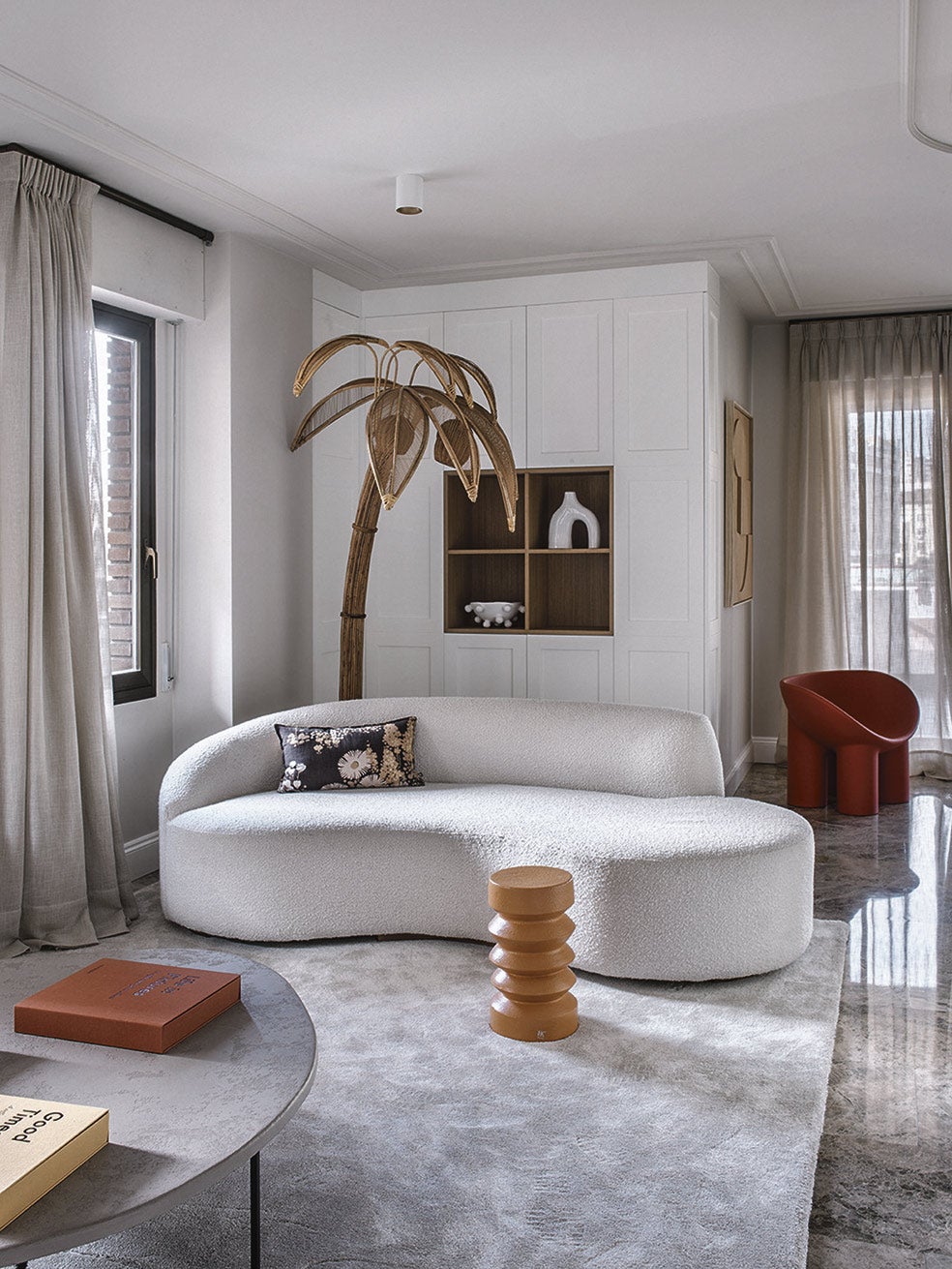 El tono entre gris y beige que triunfa esta temporada como alternativa al blanco aporta calma y admite madera y tapicerías con mucho color.