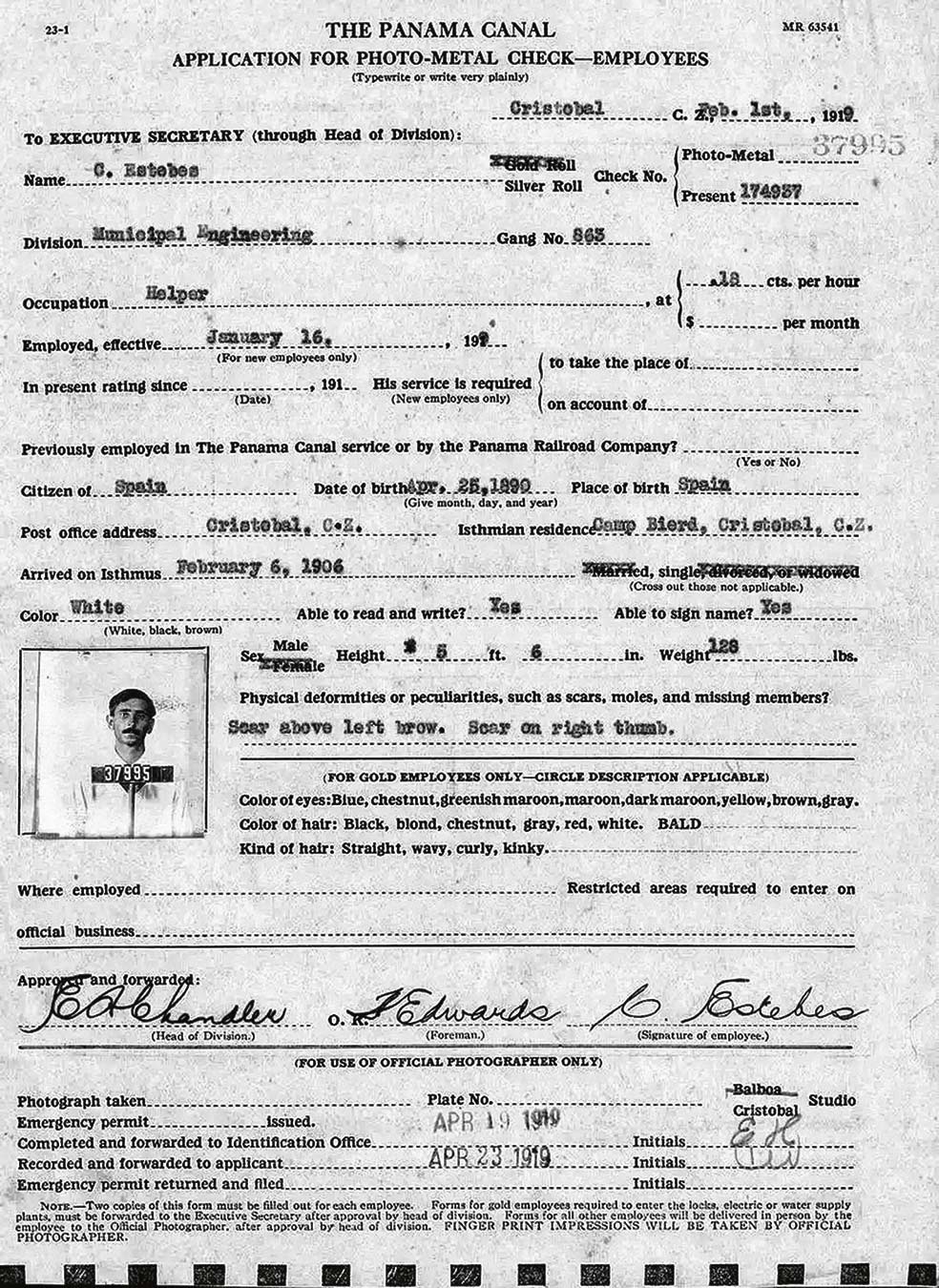 Aunque eran obreros muy demandados por su capacidad de trabajo, se los incluía en la categoría Silver, la más baja, en la que estaban también los antillanos. Los estadouni-denses, por su parte, eran Gold, la clase laboral más alta. A la izquierda: el contrato laboral de un trabajador gallego.