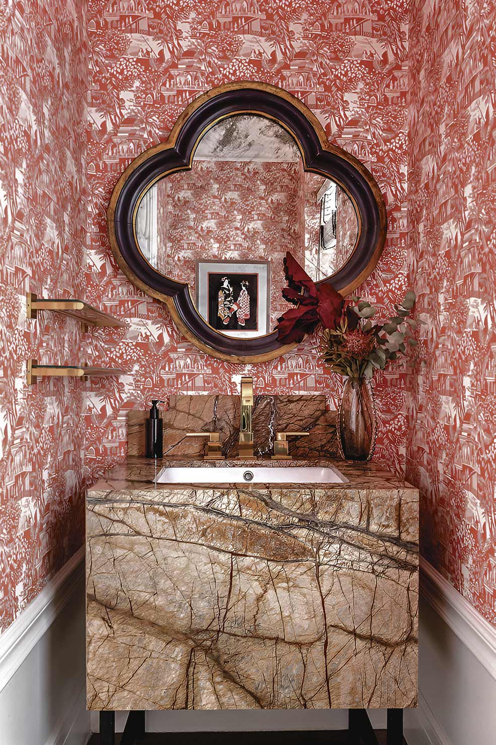 El papel es de Gastón y Daniela; la piedra, de Forest Brown de Levantina; y la grifería, de Restoration Hardware.
