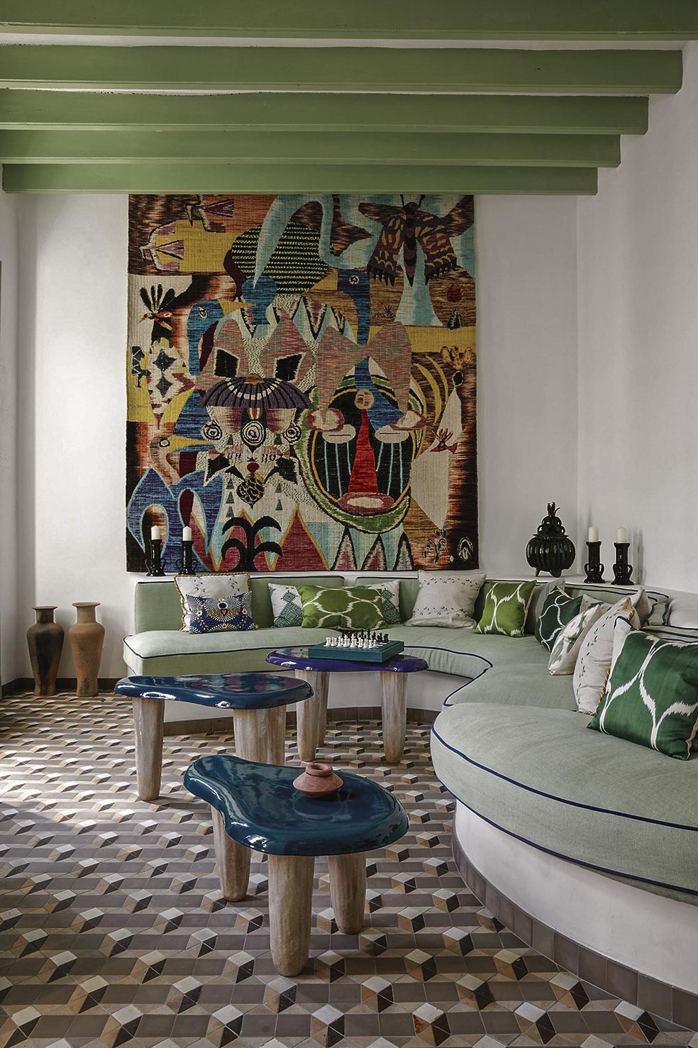 En esta casa de Menorca, Jean juega con los tonos verdes en el sofá. Las telas son de Gancedo; el tapiz, de Yann Gerstberger; y las mesas lacadas, de Joaquim Pombal.