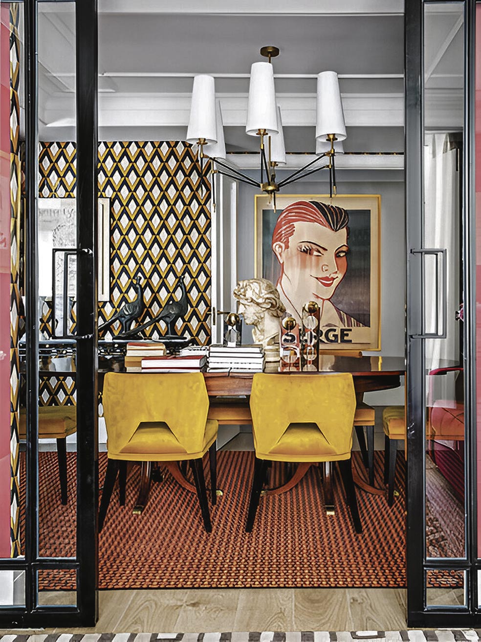 La lámpara y la alfombra son diseño de Porsche; las sillas, de The Interiorlist*; y el cuadro es del mercado de pulgas de París.