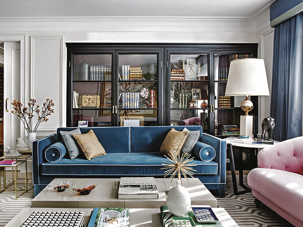 El sofá en azul eléctrico, diseño de Jean, convive con una librería vintage y con detalles dorados como la pieza central de Jonathan Adler.
