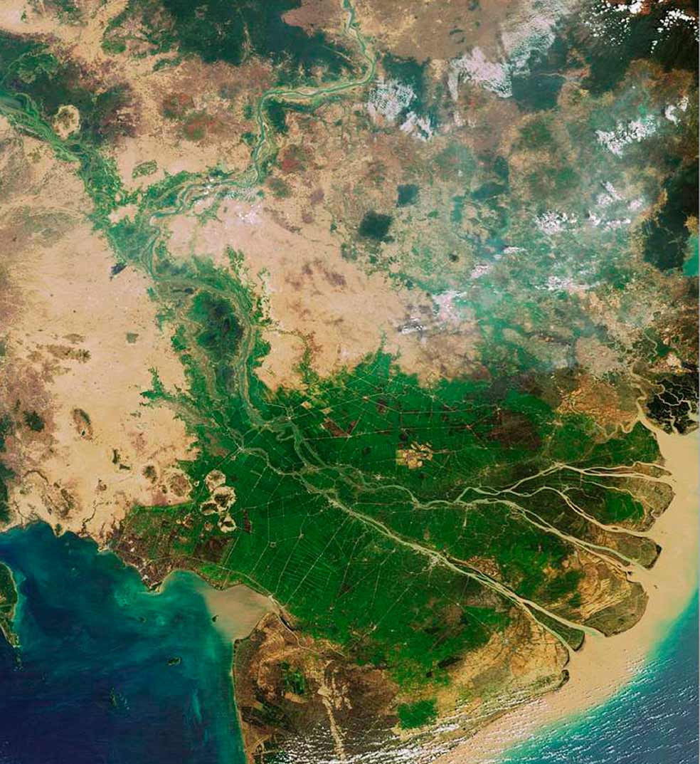 El río Mekong es una de las principales fuentes de arena de todo el sudeste asiático, y estas extracciones favorecen la incursión de agua salada en los acuíferos de la costa amenazando así la cadena alimentaria de Vietnam.