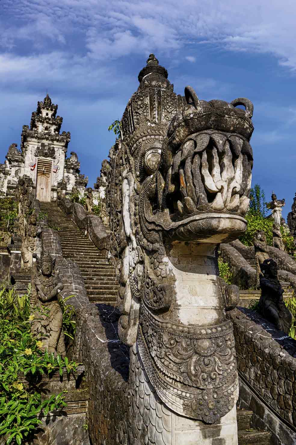 En varios países orientales, los dragones son símbolos de benevolencia e incluso de sensibilidad. En la imagen, un templo de Bali (Indonesia).