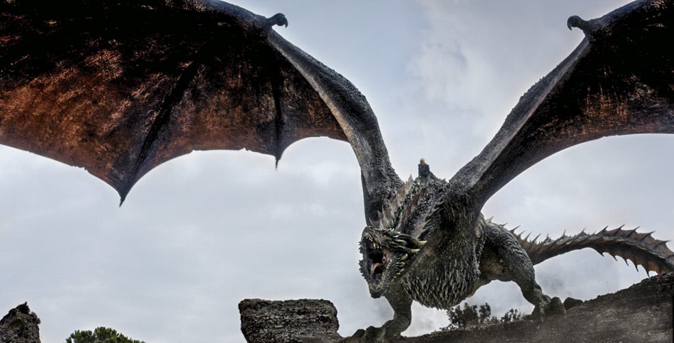 George R. R. Martin da especial protagonismo a los dragones: obedecen a Daenerys, heredera de los Targaryen, la dinastía que los domina.