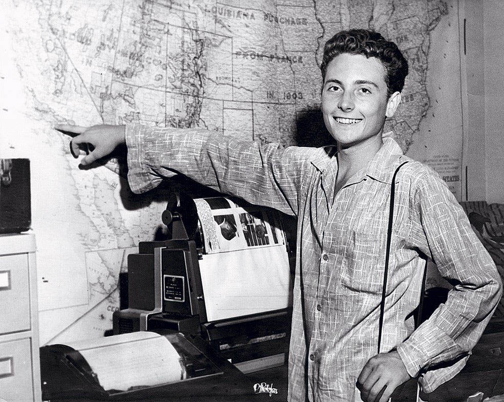 Punset, con 14 años, señala el mapa de Estados Unidos, donde cursó el bachillerato. Luego estudió Derecho en España y Económicas en Londres. Desde hace 20 años se dedica a la divulgación científica.