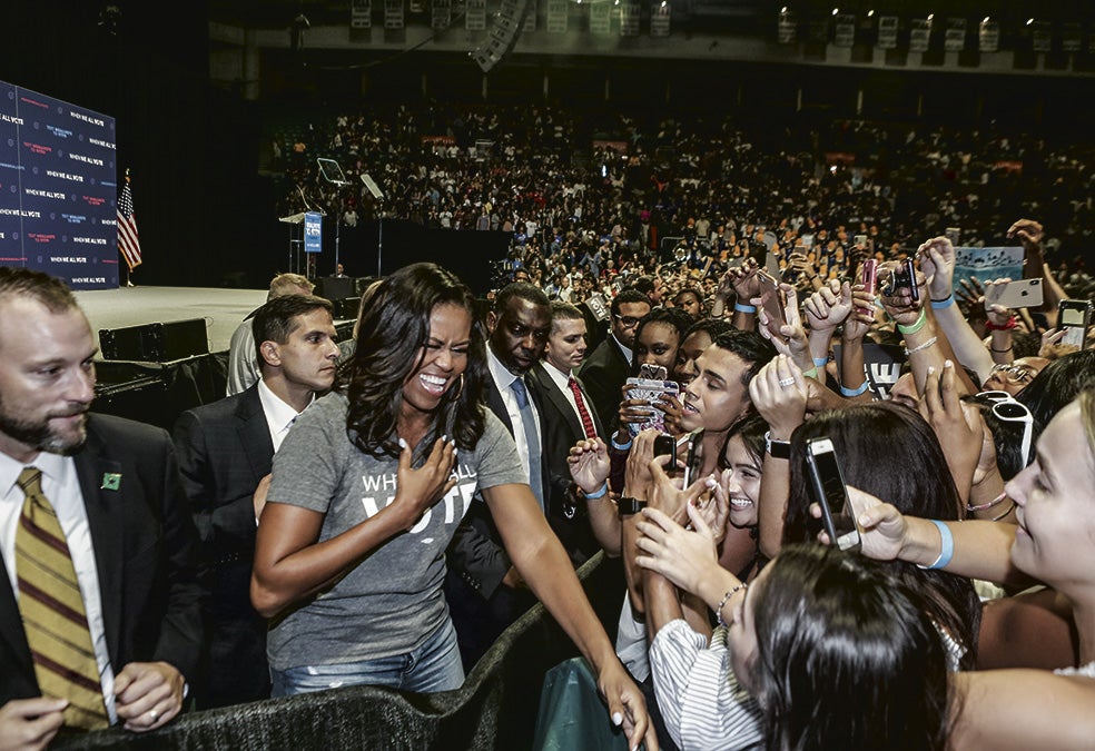 Sus fans se identifican tanto con ella que intentan 'protegerla'. «Ella es tan delicada y sensible que quizá sea mejor que sirva al país de otra manera», dice una trabajadora social de Tennessee, temerosa de que los 'monstruos' de Washington acaben con ella.