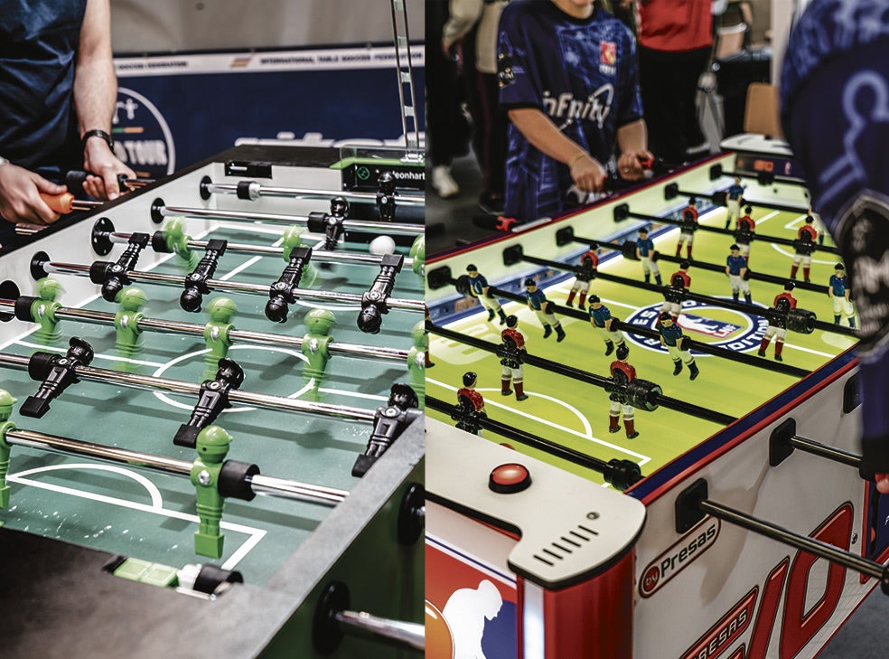 Existen dos modalidades de futbolín: con muñecos de dos piernas (la más jugada en España) y con muñecos de una sola (o en los que ambas piernas se unen en una sola). Esta es la modalidad más internacional y a la que los García se están adaptando. Se dice, al margen, que el futbolín es un invento español creado por un gallego en 1937. Sí y no. Desde finales del XIX ya había juegos similares en Inglaterra, Francia y Alemania.