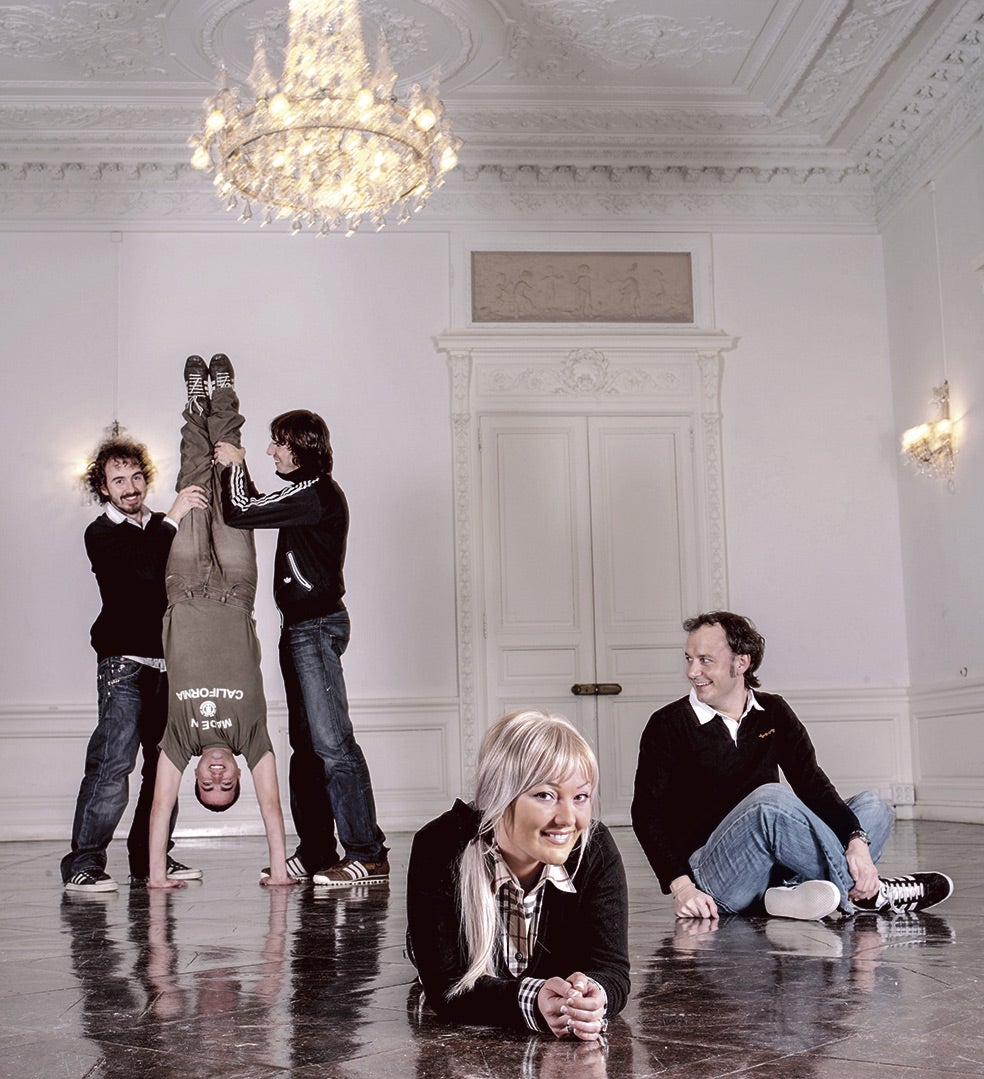 La Oreja de Van Gogh nació en 1996, con la incorporación de Amaia Montero como cantante, pero (de izda. a dcha.) Xabi San Martín, Haritz Garde, Álvaro Fuentes y Pablo Benegas llevaban años tocando juntos y compartiendo activismo contra ETA.