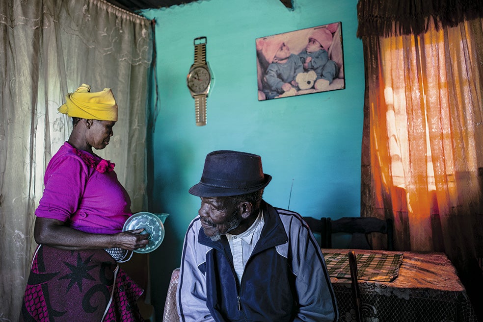 Uno de cada cinco habitantes emigra, la mayoría a Sudáfrica. Los hombres se van a las minas de oro; las mujeres se convierten en empleadas de hogar.