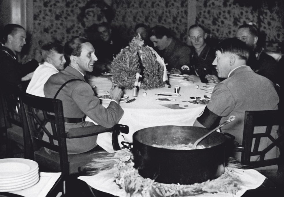 Hitler y su ministro de Propaganda, Joseph Goebbels, comparten un 'eintopf' (en alemán, una 'olla'), un tipo tradicional de estofado que puede incluir un gran número de ingredientes.
