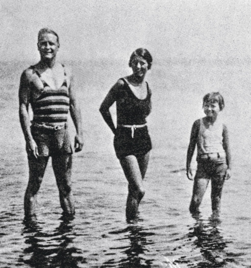 Inspiración para Scott Fitzgerald. El hotel y sus dueños figuran en su novela ‘Suave es la noche’. Aquí, el escritor con su mujer, Zelda, y su hija, Scottie.