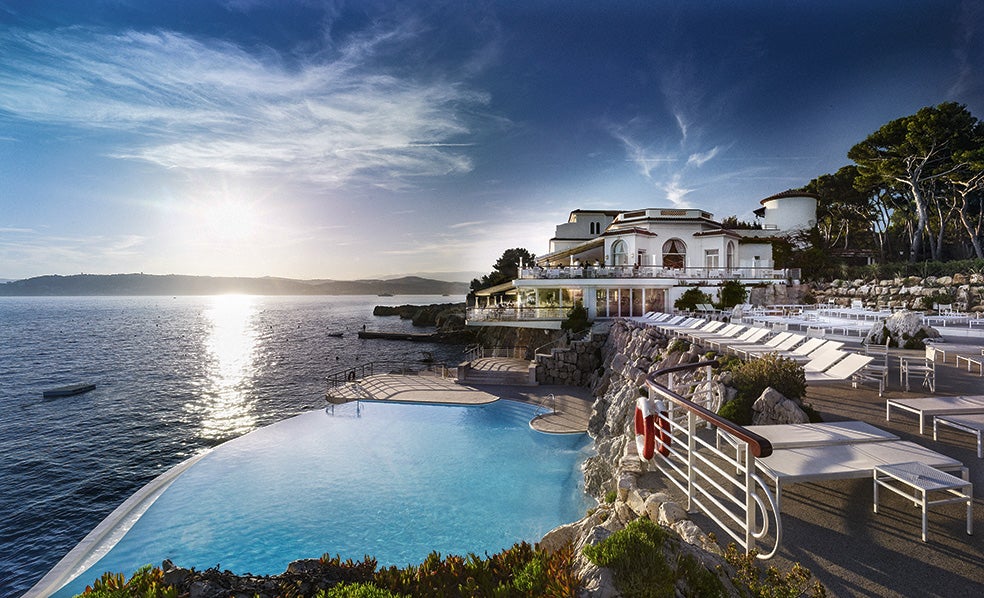 Rita Hayworth conoció allí, en 1948, al Aga Khan. En 2011 se hizo una renovación total que costó 60 millones de euros.