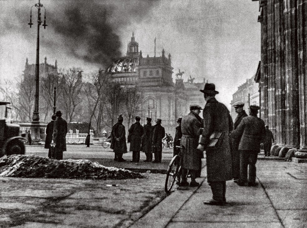El incendio del Parlamento el 17 de febrero de 1933, que los nazis atribuyeron a los comunistas, sirvió de excusa para la represión. Sigue sin saberse qué lo causó.