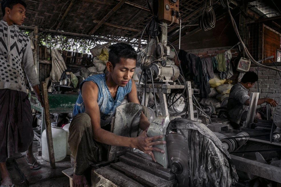 En Mandalay está el mayor mercado del mundo. En la imagen, un trabajador corta una piedra para su venta.