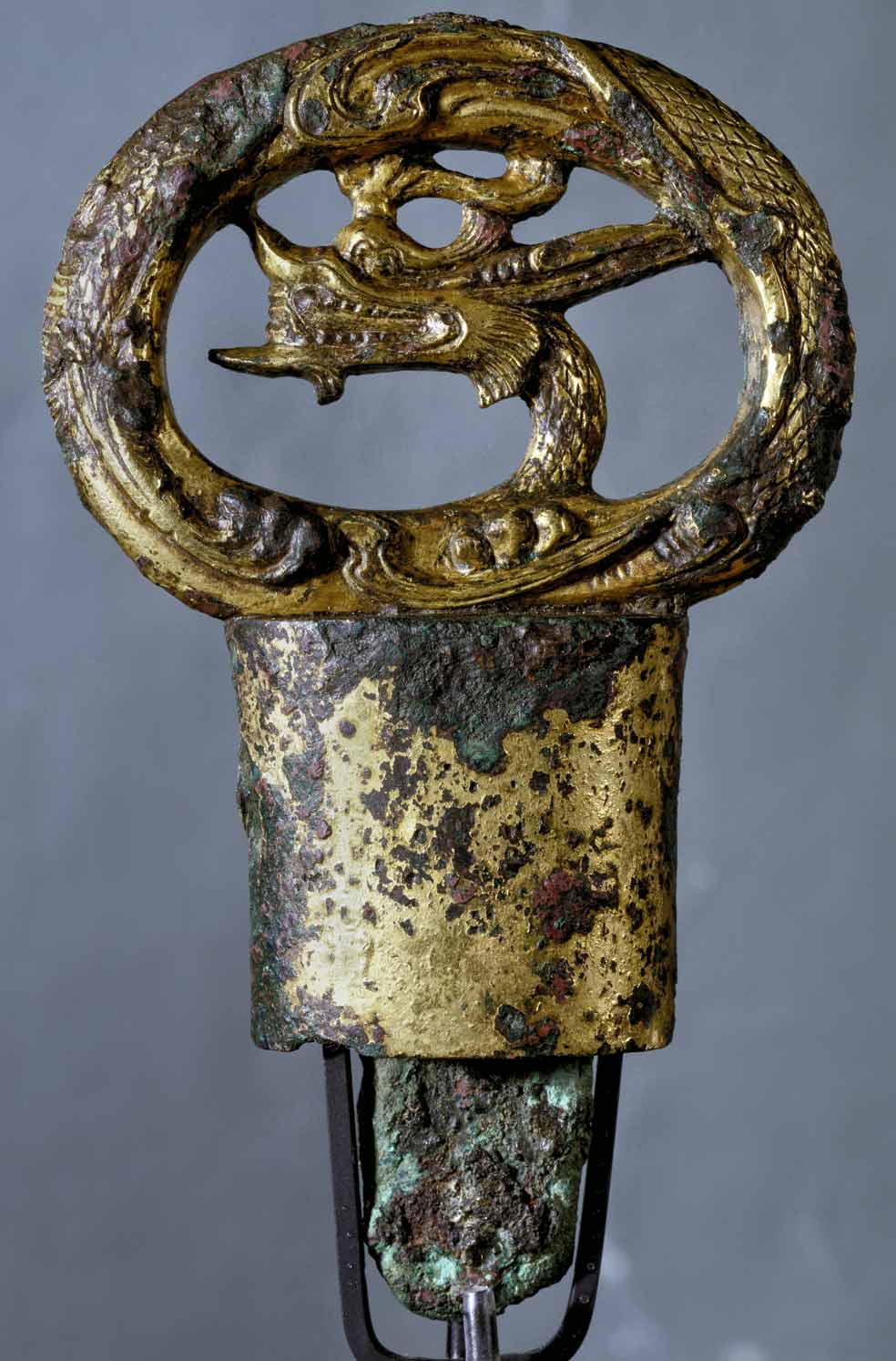 Mango de espada japonesa del siglo VI. Allí, el dragón es emblema oficial de la familia real