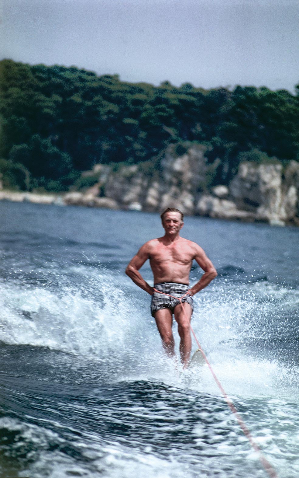 Kirk Douglas practicando esquí acuático en 1969. Sigue siendo un destino predilecto para las estrellas de Hollywood.
