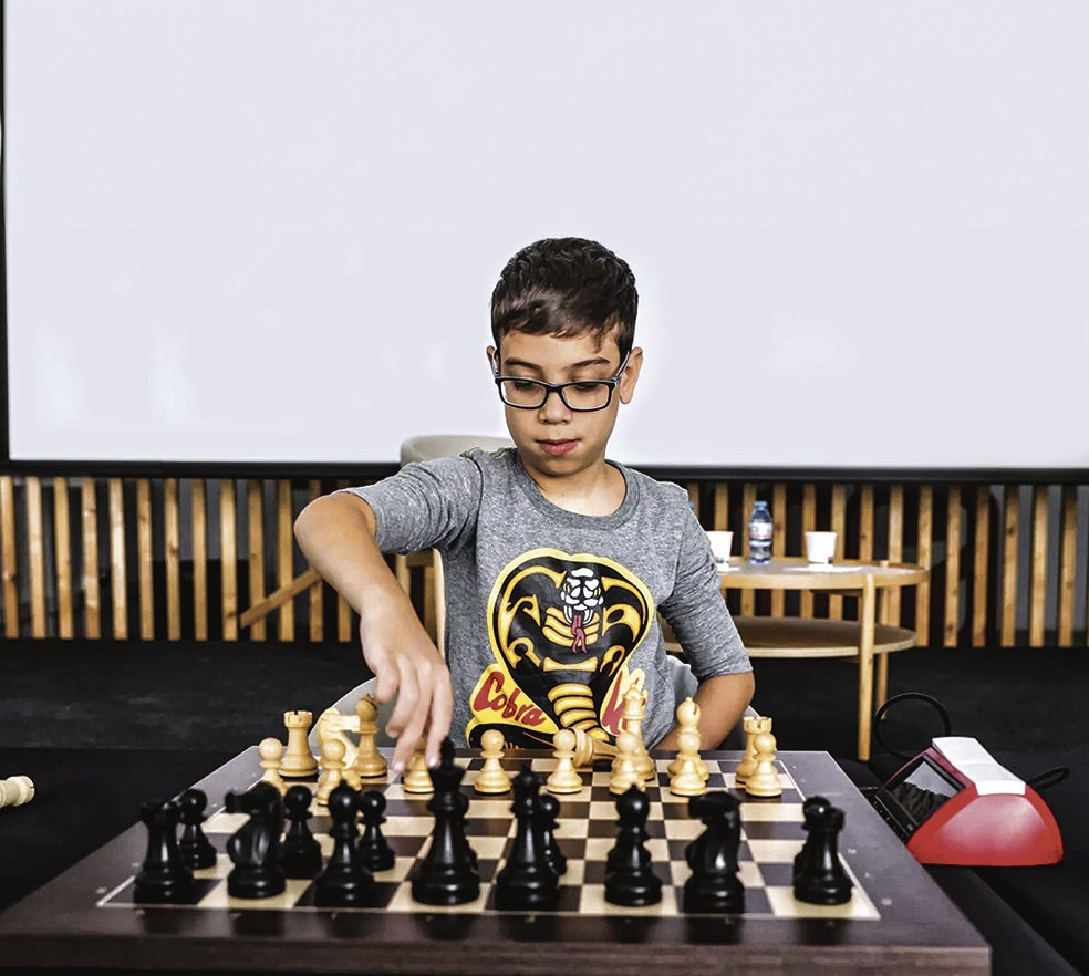 Desde que en marzo ganó al número uno, Magnus Carlsen, al argentino Faustino Oro, de 10 años, lo comparan con Messi, para su enorme satisfacción, confiesa.