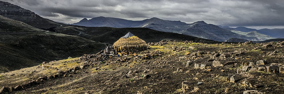 El primer rey de Lesoto, Moshoeshoe I, se defendió de los zulúes en Thaba- Bosiu, la 'Montaña de la Noche'. Él, sus sucesores y lugartenientes están enterrados en esta altiplanicie.