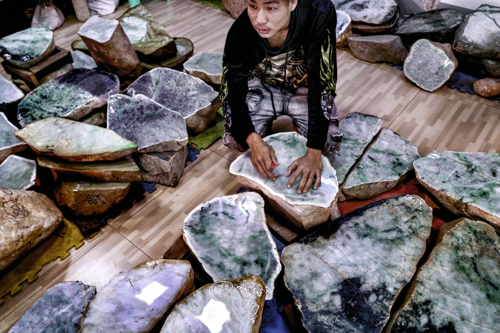 Un comerciante en Mandalay marca la silueta de un brazalete en una piedra. Su uso en joyería es el más demandado.