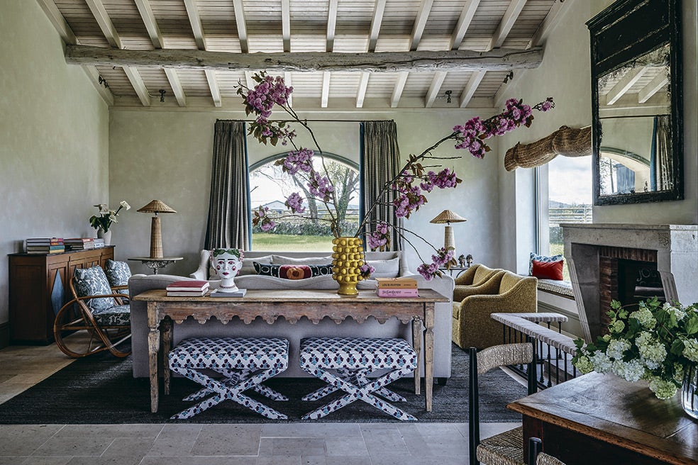 Los decoradores son partidarios de introducir objetos que contrasten por estilo y que aporten toques de color en varios rincones.