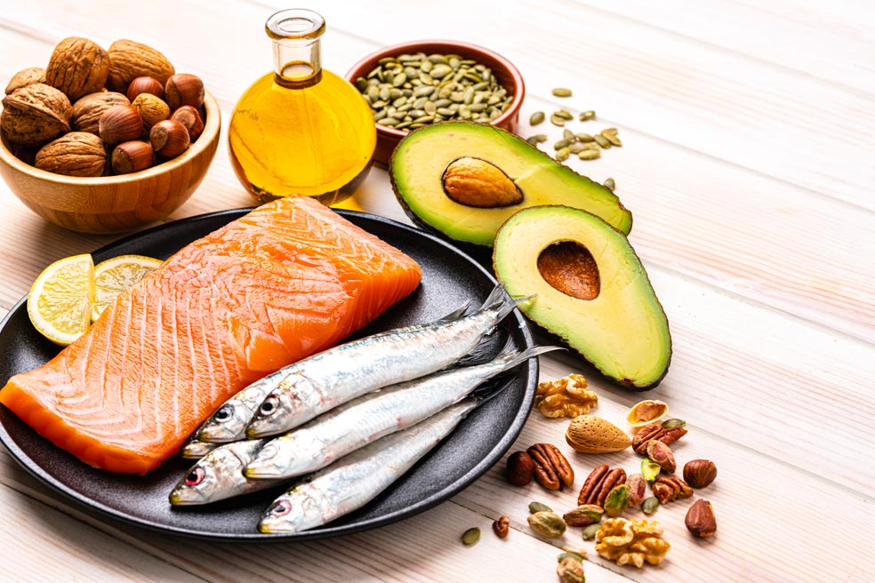 Al higado le van bien la cúrcuma, que puede ayudar a producir bilis; almendras y nueces, ricas en ácidos grasos omega-3; los cereales integrales, que reducen la velocidad de absorción del azúcar; los pescados azules, por sus ácidos poliinsaturados; y los vegetales verdes, con antioxidantes. También el café: la cafeína aminora la velocidad de la fibrosis en pacientes con hepatitis C.