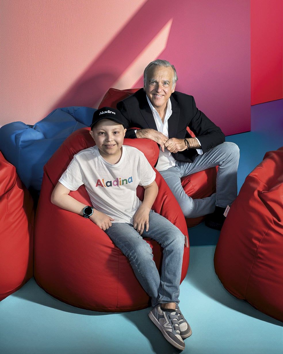 El filántropo Paco Arango, Premio XLSemanal a los Valores por su Fundación Aladina –que atiende a más de 2000 niños y sus familias–, posa con Guille, de 10 años, enfermo de leucemia. «El día que entré como voluntario para estar con niños con cáncer, mi vida cambió para siempre», asegura el también cineasta.