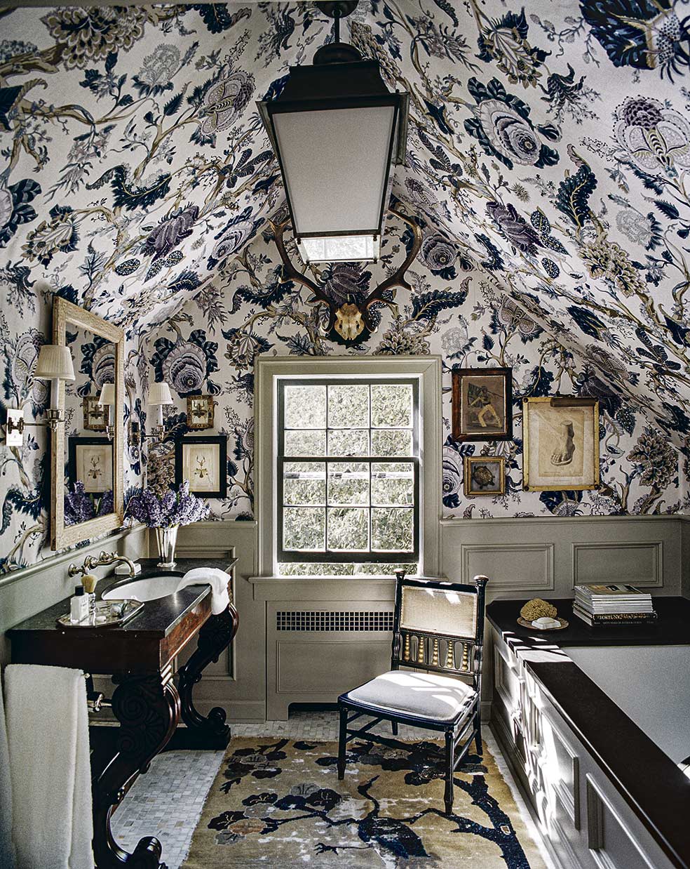 El papel pintado y los entelados con estampados florales, como los de la firma Schumacher, inundan todas las estancias.
