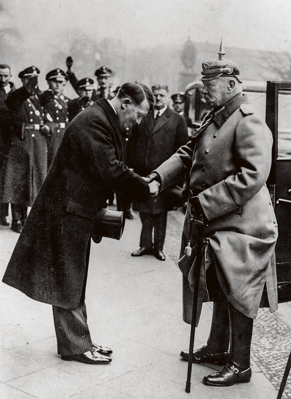 Paul von Hindenburg fue presidente de Alemania entre 1925 y 1934. Se había ganado el prestigio como jefe del Estado Mayor del Ejército y, aunque había intentado retirarse varias veces, en 1932, con 84 años y la salud deteriorada, lo convencieron para volver a presentarse a las elecciones porque sería el único capaz de vencer a Hitler. Lo hizo, pero, enfermo de cáncer y bajo una enorme presión, aceptó nombrarlo canciller (jefe de Gobierno) en 1933. Su muerte, un año después, daría a Hitler todo el poder.