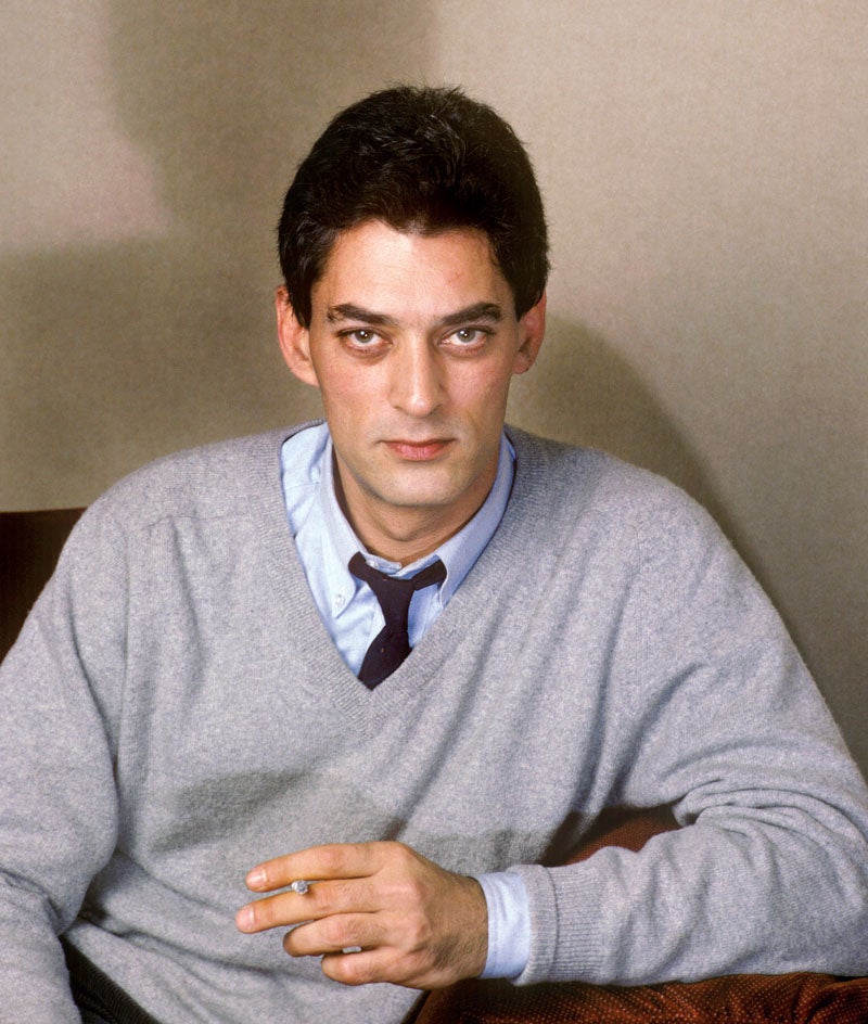 Paul Auster nació en Newark, Nueva Jersey, en 1947, y se graduó en la Universidad de Columbia en Literatura francesa, italiana e inglesa. En 1976 publicó su primera novela ‘Squeeze Play’, con el pseudónimo de Paul Benjamin. La muerte de su padre, en 1979, marcó su vida, tanto por lo que supuso a nivel personal como por la herencia que recibió.