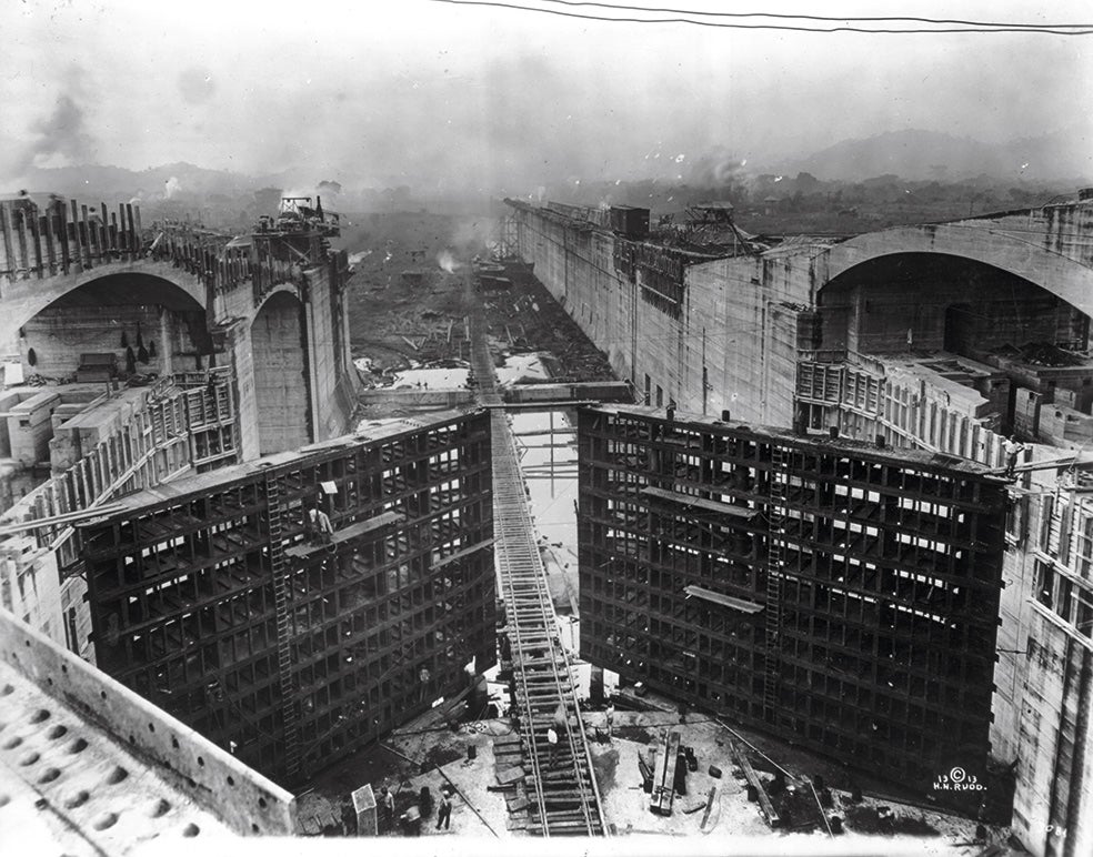 El primer intento de construir el canal fue de los franceses en 1880 y duró casi veinteaños. Al final vendieron sus derechos de construcción a Estados Unidos por 40 millones de dólares. El barco estadounidense Ancón fue el primero en atravesarlo, el 15 de agosto de 1914. La nueva vía de comunicación entre el Atlántico y el Pacífico estaba, por fin, terminada.