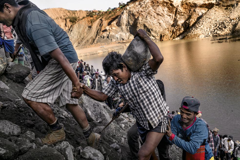 Unas 300.000 personas trabajan en las minas. Y miles más aprovechan los desechos en busca de un trozo de jade.