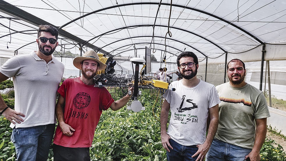 Lo de trabajar de sol a sol pasará a la historia con el uso de la iluminación led para la eficiencia de los invernaderos. Además de la radiación lumínica que reciben las plantas, cualquier parámetro se controla con precisión: temperatura, humedad… La estación Las Palmerillas, en El Ejido, es pionera en el uso de la IA.