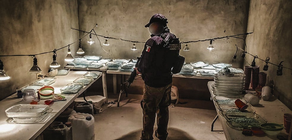 Tijuana, destino de juergas para miles de estadounidenses, es un gran centro de distribución en México. En octubre, la Policía se incautó de más de 300.000 pastillas azules, 207 kilos de fentanilo con valor de 4,6 millones de euros en la calle.