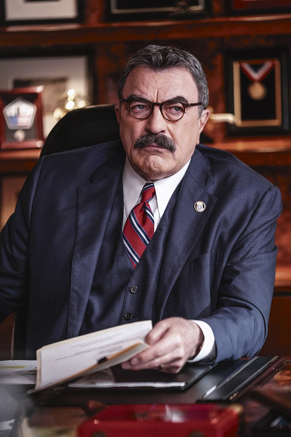 Desde 2010 protagoniza Blue bloods, una serie policiaca y familiar que va por la decimocuarta temporada. Parece que será la última, pero el comisario que interpreta Selleck sigue arrasando en audiencia en EE.UU.