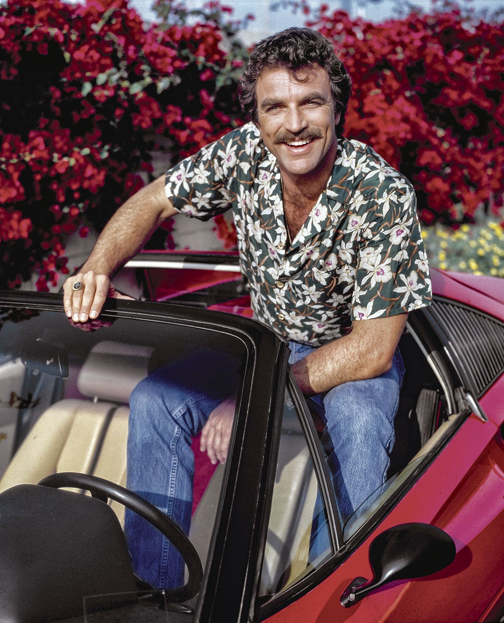 Entre 1980 y 1988, Selleck dio vida al detective Thomas Magnum en la serie Magnum P. I.. Con sus camisas hawaianas y su Ferrari descapotable, se convirtió en un icono de los ochenta. Y ganó un Emmy.