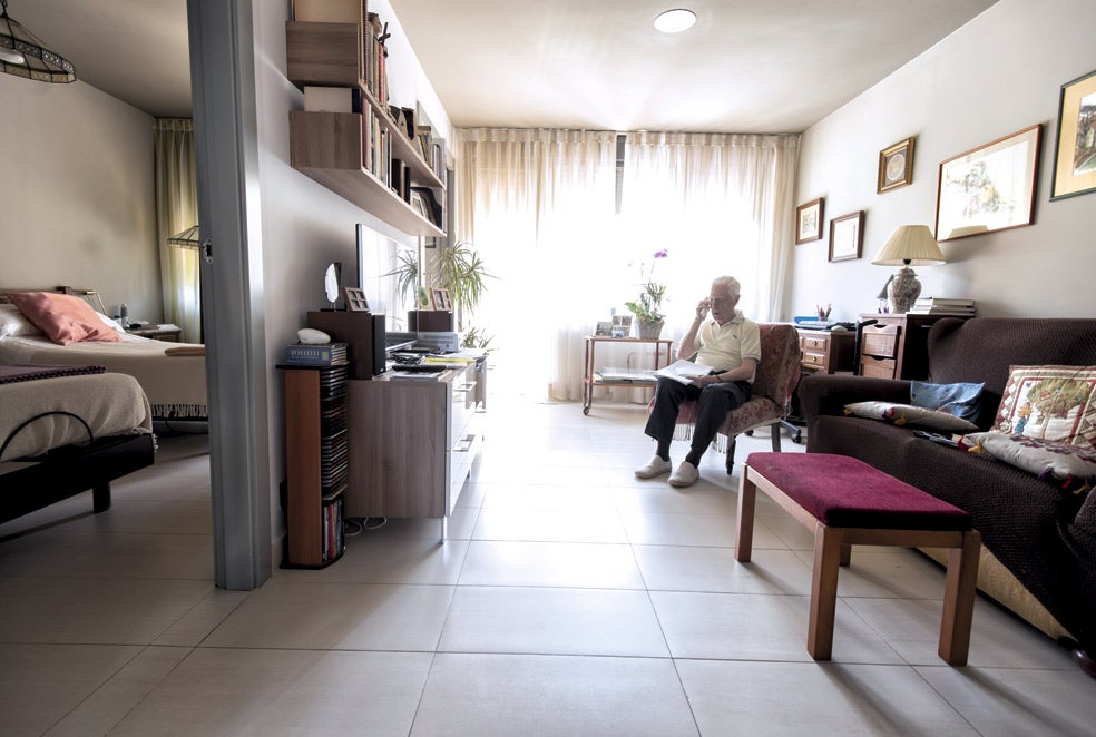 54 apartamentos de 50 metros cuadrados y una infinidad de espacios comunes: salones, comedor, gimnasio, biblioteca, huerta…