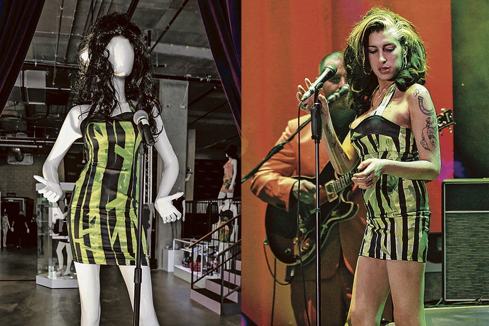 La 'joya' de la subasta fue el vestido con un tejido con dibujo de bambú, diseñado por Naomi Parry, que Amy usó en su último concierto, en Belgrado (arriba). Un mes después murió. Se vendió por 243.200 dólares.