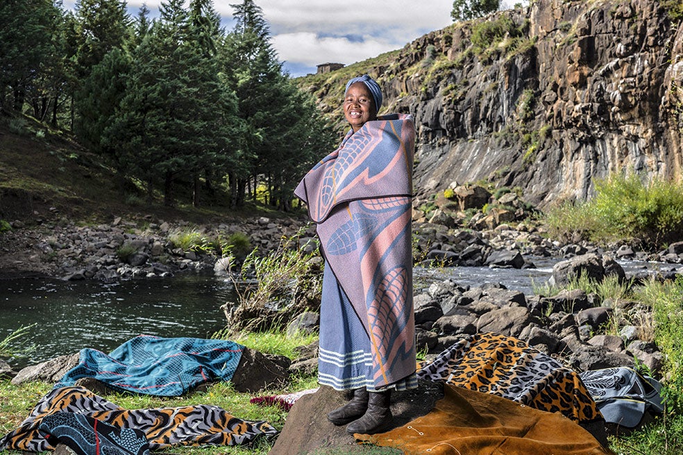 Según la leyenda, Moshoeshoe I ya vestía mantas 23 de colores como abrigo, una prenda imprescindible en un territorio que se eleva un mínimo de 1400 metros sobre el nivel del mar.