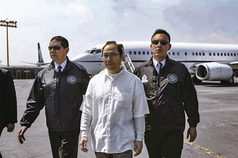 El chino Zhenli Ye Gon es quien diseñó la estructura que usa el narco para traficar con fentanilo a través de laboratorios fantasma. Detenido en EE.UU. en 2007, él la usó con la metanfetamina y ahora ha sido adaptada al fentanilo.