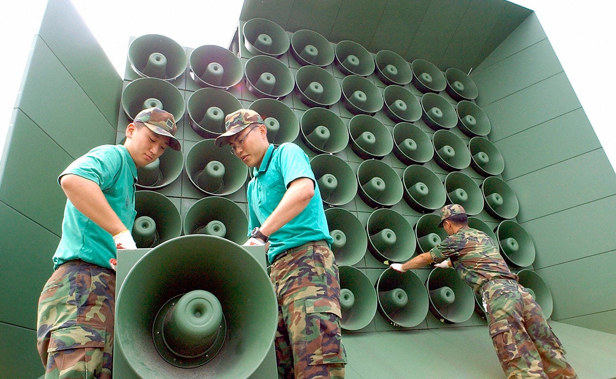 La guerra psicológica entre las dos Coreas: K-Pop ensordecedor contra la 'invasión' de globos con bolsas de basura