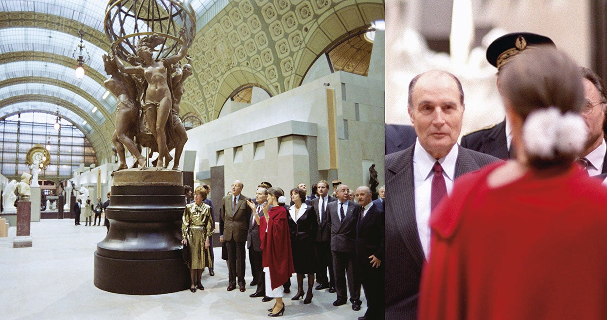 Anne Pingeot, conservadora del Museo d'Orsay, atiende a Giscard d'Estaing y a Mitterrand en la inauguración del museo. Días después, su hija con Mitterrand cumplía 12 años.