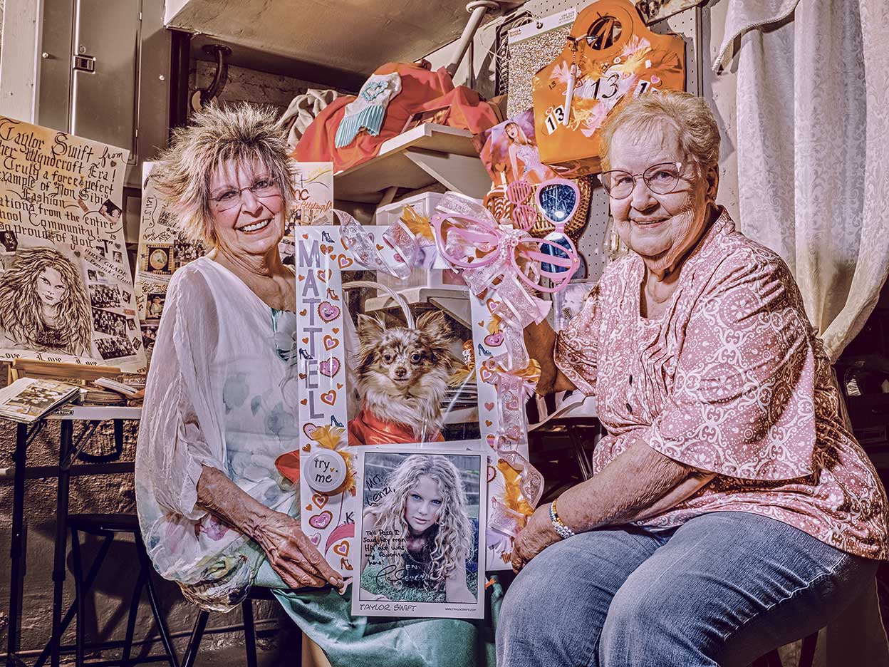 Barbara Lenzi (izda.), profesora de arte, y Nancy Boerner, cocinera en la escuela donde estudió Swift, en Pensilvania. «Era una niña que atraía –dice Lenzi–; segura de sí misma, pero sin exagerar. Se veía en su forma de andar; nunca parecía intimidada».
