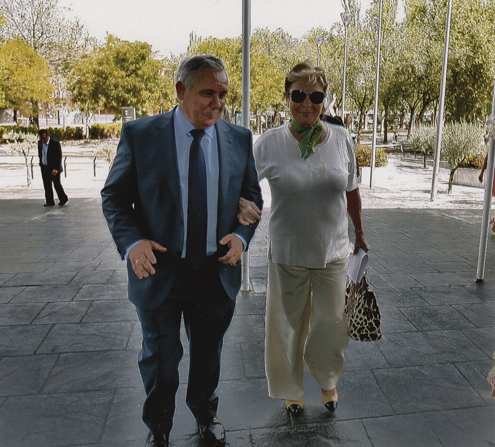 Daniel Pontes fue su chófer y su gran apoyo durante la enfermedad y muerte de su hermano y la de su hermana Julia, en 2012. Hombre sin formación, asumió la gestión del teatro y las relaciones públicas de su jefa. Por eso lo nombró su heredero, a pesar de tener dos sobrinas.