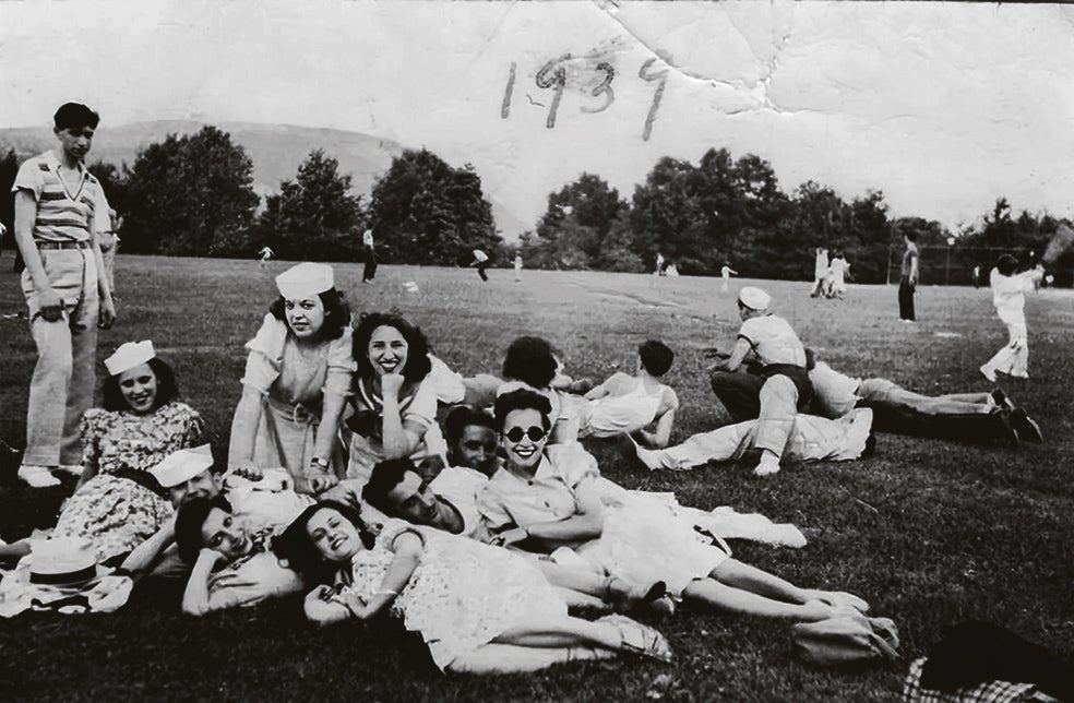 Hasta 1936, los españoles de Estados Unidos se sentían de paso. Querían volver a España: hablaban y cocinaban a la española. Pero con la Guerra Civil se dieron cuenta de que no iban a regresar y se concentraron en arraigarse allí. Aquí: españoles en Nueva York en 1939. (Gil Cividanes).