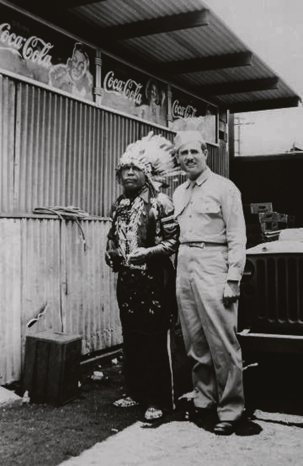 La Primera Guerra Mundial facilitó la emigración española a Estados Unidos. Luego, algunos emigrantes se alistaron en su Ejército en la Segunda Guerra Mundial. Aquí: Eduardo Gonsales Arisa con un guerrero indio en 1943. (Foto cedida por Michael Cáceres Cipresi).