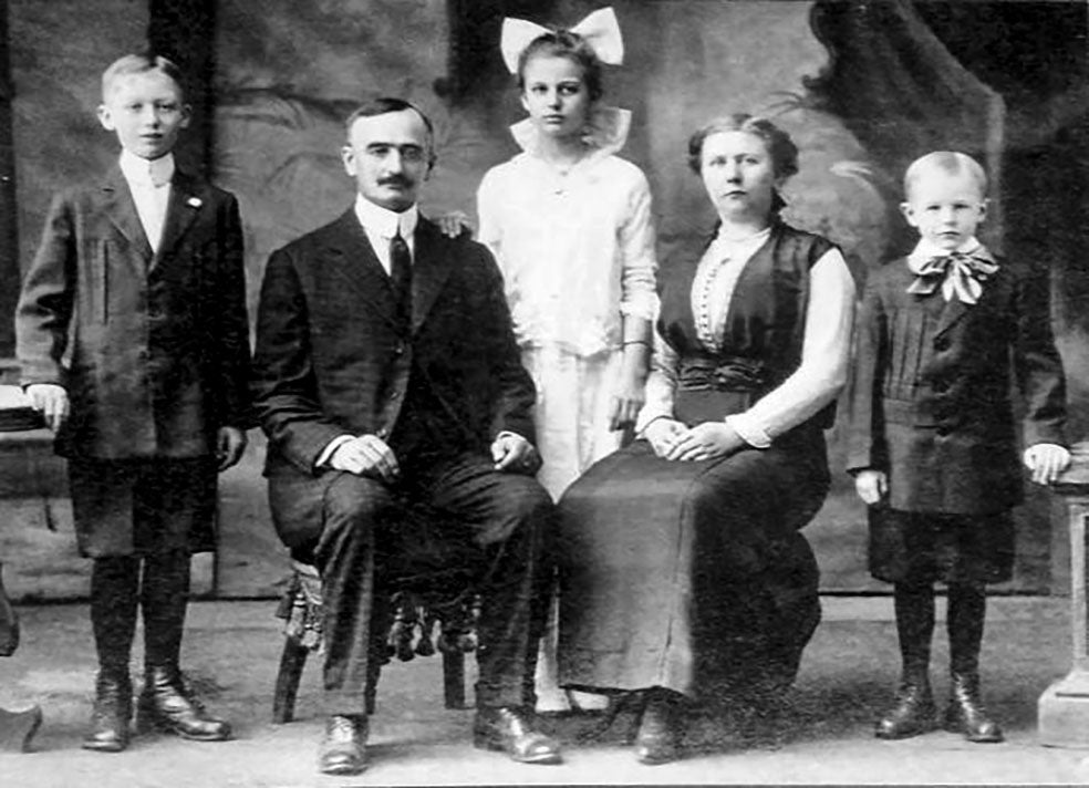 Los Trump, con sus tres hijos: Elizabeth, Fred y John. Vivían en Queens, donde hicieron exitosas inversiones inmobiliarias, que continuaría el hijo varón mayor, Fred, padre de Donald Trump.