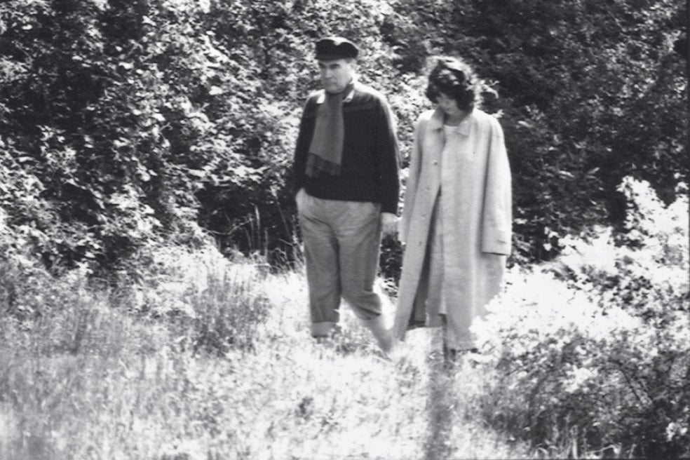 A Anne Pingeot le deslumbró. Mitterrand con su cultura, sus citas de poetas y sus amplios conocimientos. Cuando se conocieron, ella estudiaba Arte: ha sido conservadora especializada en escultura. Las cartas del político revelan la dureza de 30 años de clandestinidad. Ella intentó dejar la relación mil veces. Mitterrand se desesperaba cada vez que ella intentaba alejarse de él. Y tenía pesadillas cuando ella le contaba sus salidas con otros jóvenes.